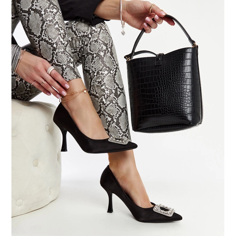 Mustat korkokengät, joissa satiininen viimeistely ja Clemente strassit 1