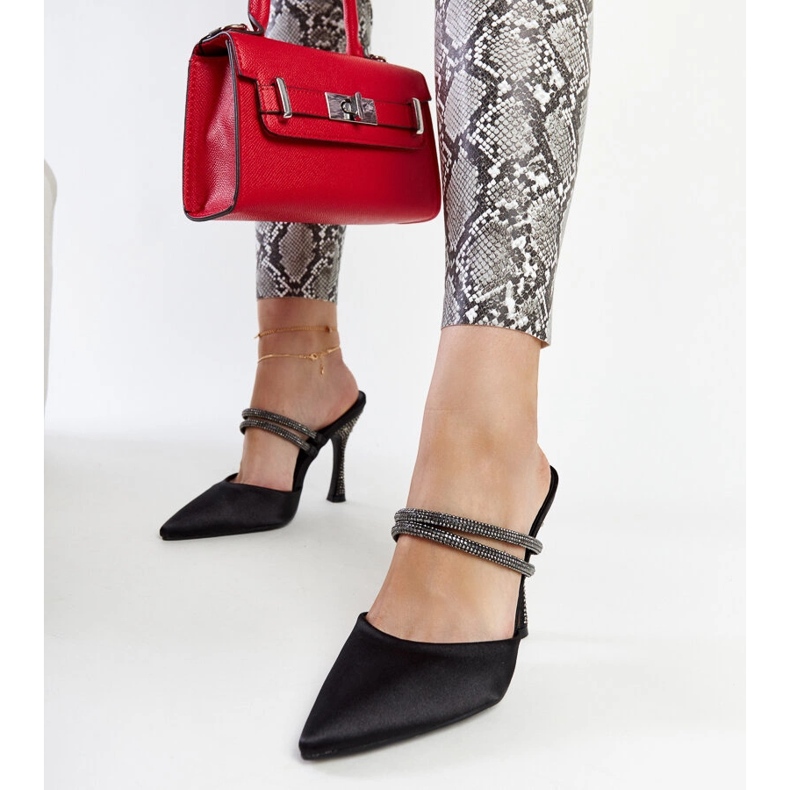 Mustat korkeakorkoiset varvastossut Raffaelinalta 1