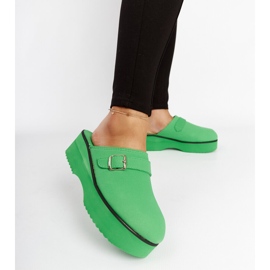 Vihreät puukengät liukuu Langin alustalla 2