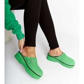 Vihreät puukengät liukuu Langin alustalla 1