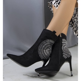 PA1 Mustat eristetyt saappaat Nolani-stilettokoralla 1