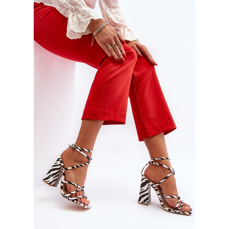 Muodikkaat valkoiset ja mustat korkeakorkoiset sandaalit Josette valkoinen 1