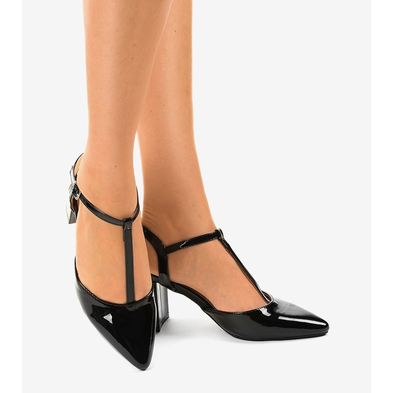 Mustat pumput D85-17-pylväässä 1