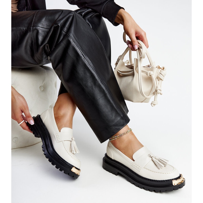 Tugan vaalean beige-massiiviset mokasiinit kullanvärisillä lisäyksillä 1