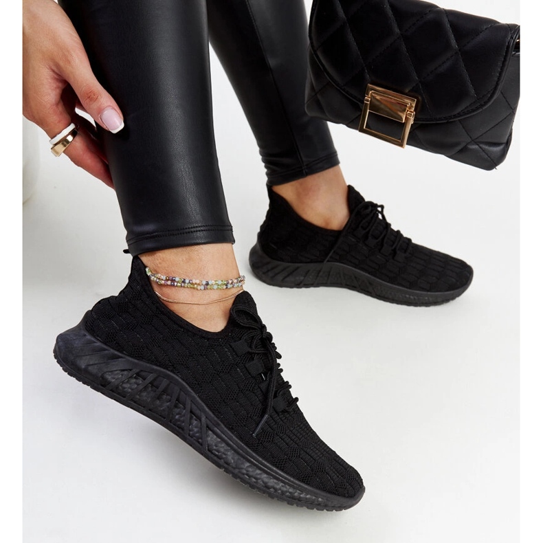 Milenan mustat kangaslenkkarit 1