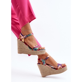 Kuviolliset kiila-sandaalit, jotka on valmistettu punotusta monivärisestä Anihazrasta monivärinen 1