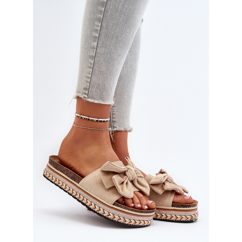 Beiget naisten varvastossut alustalla, jossa on rusetti Evatria 2