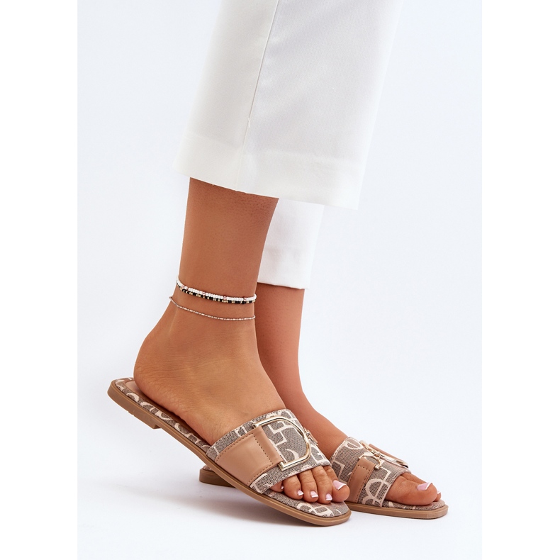 Kiiltävät naisten varvastossut ruskealla varvaskoristeella 1