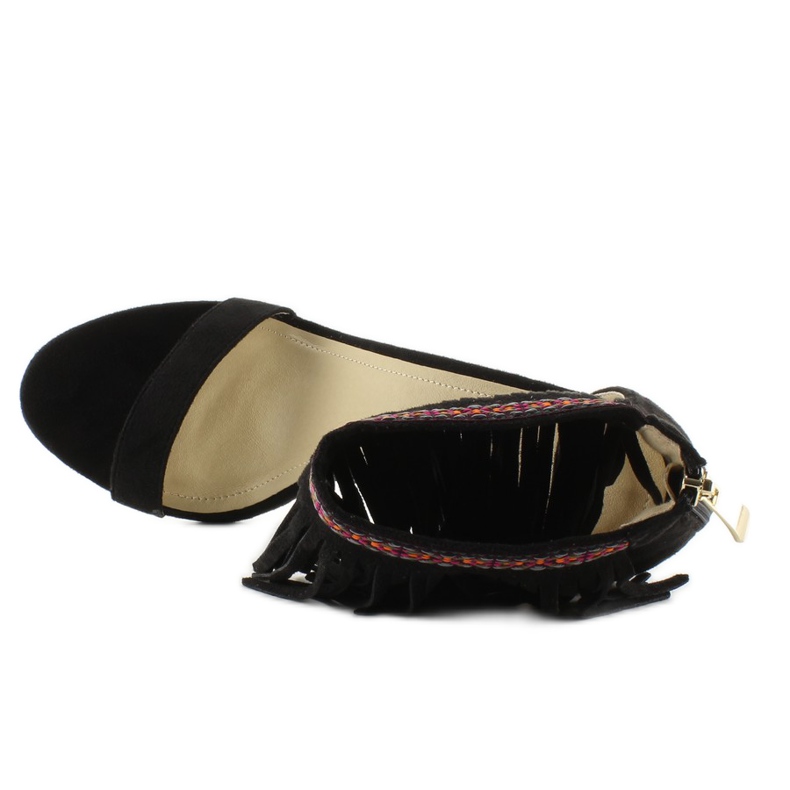 Mustat etniset hapsut sandaalit 2