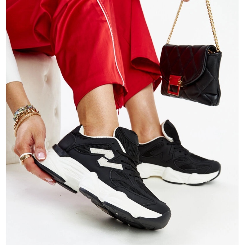 Mustat tennarit, joissa massiivinen Gergely-pohja 1