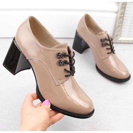 Naisten kiiltonahkakengät koristeellisella kantapäällä, beige Vinceza 63510 1