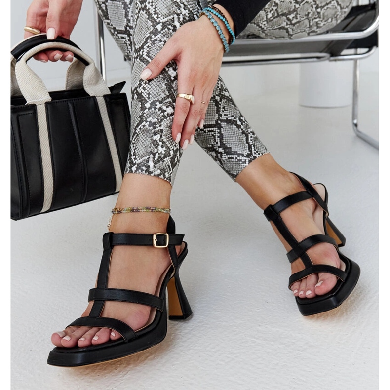 Mustat korkeakorkoiset sandaalit Pirjon ekonahasta 1