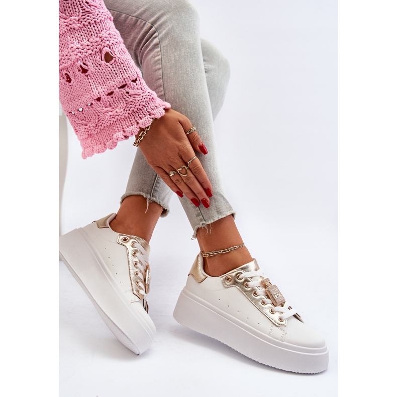 Valkoiset naisten tennarit, joissa on koristelu Celedria valkoinen 1