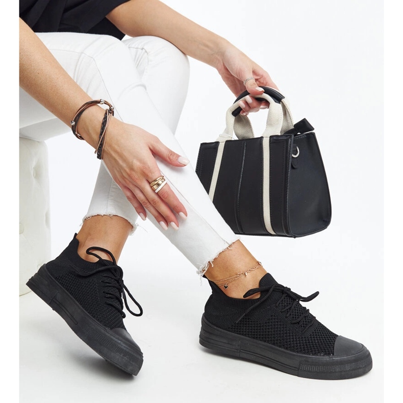 Senaidan mustat kevyet urheilulenkkarit 1