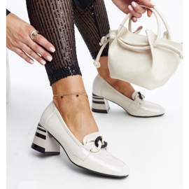 Vincezan beigenväriset kiiltonahkaiset kengät 1