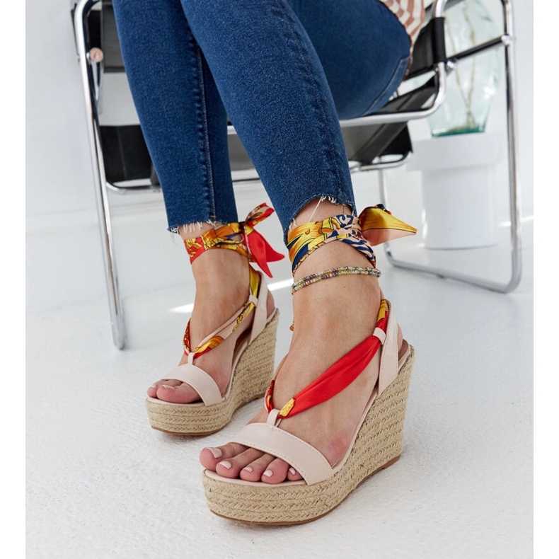 Azizan beigenväriset nauhasandaalit 1