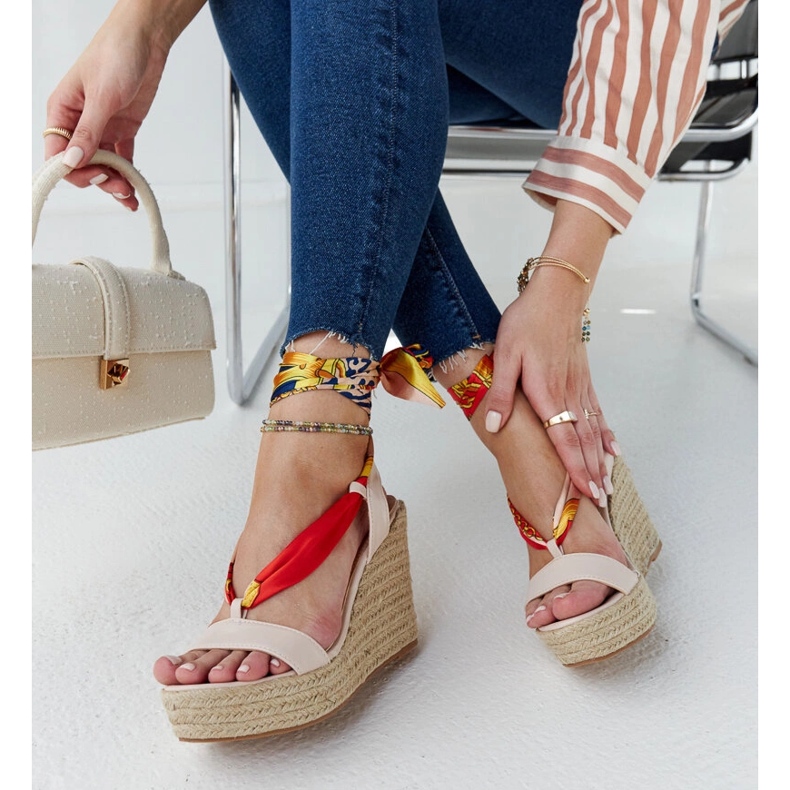 Azizan beigenväriset nauhasandaalit 2