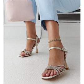 Ankican vaalean beigen väriset kiiltävät korkokengät sandaalit 1