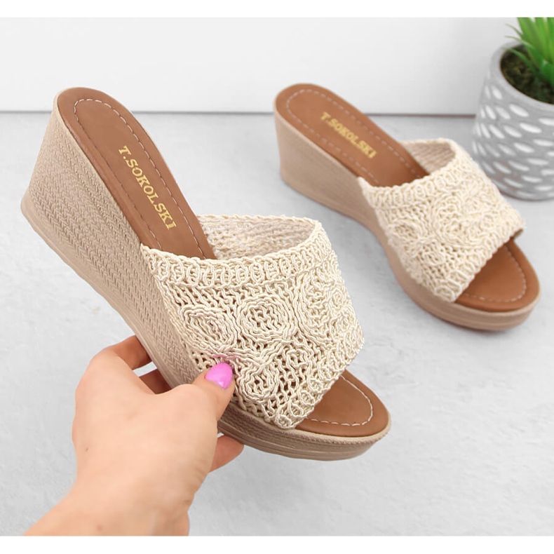 Naisten beigenväriset kiila sandaalit T.Sokolski 321 1