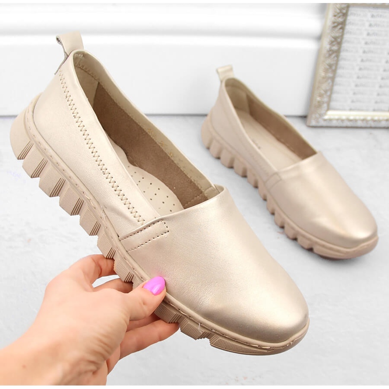 Nahkaiset mukavat naisten kultaiset slip-on kengät Helios 405.27 beige 1