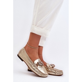 Naisten nahkaiset mokasiinit koristeella Laura Messi 2761 kultaa kultainen 2