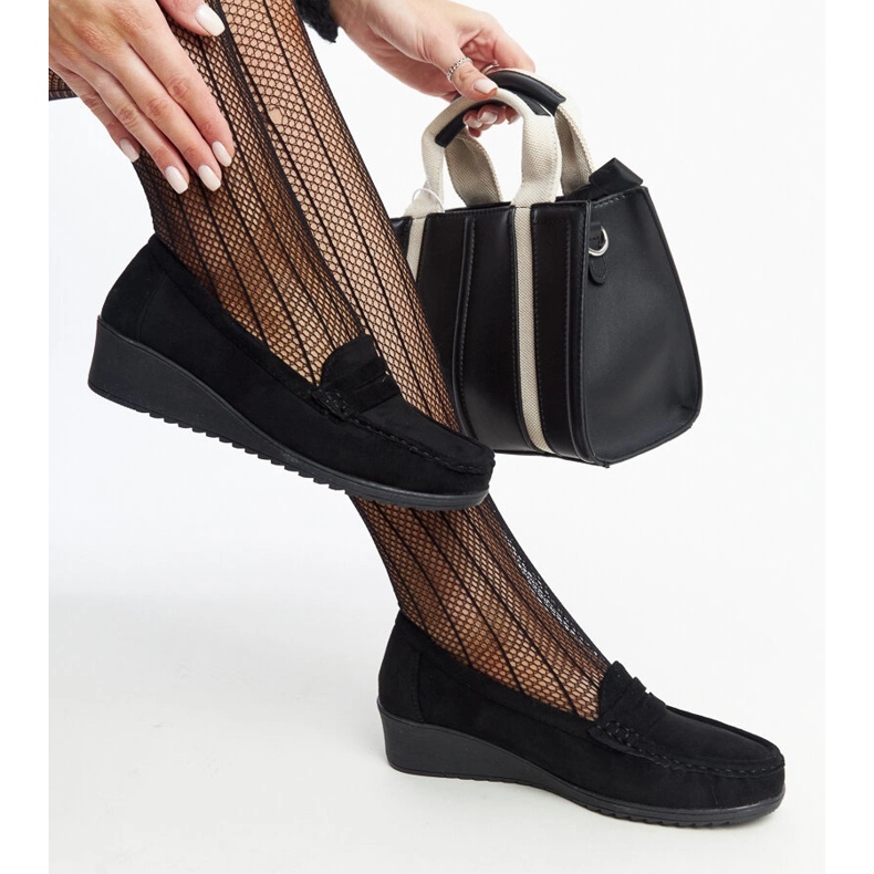 Sakena mustat mokkanahkaiset kiilaleivit 1