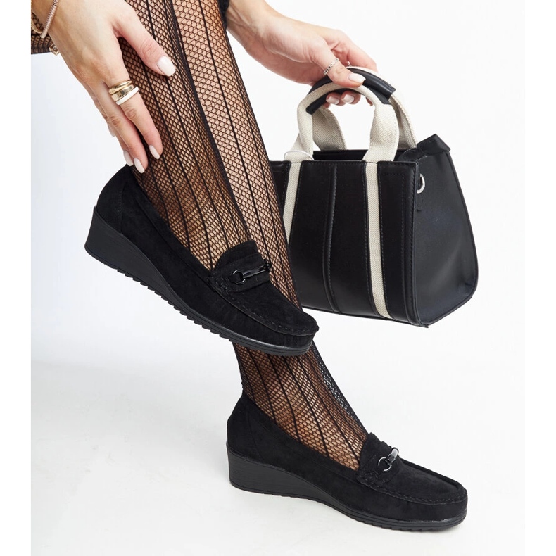 Amelin mustat kiilaloaferit 1