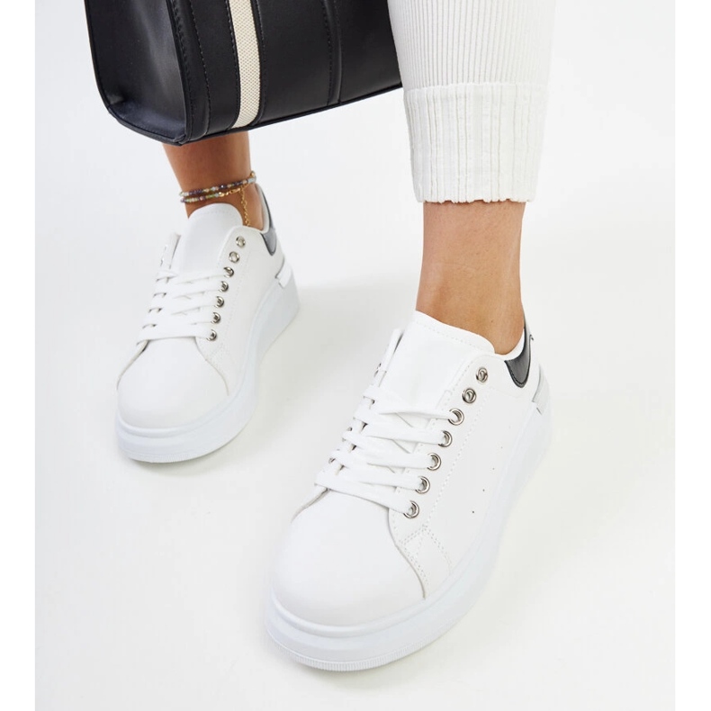 Valkoiset urheilukengät mustalla Meriana-sisäkkeellä valkoinen 2