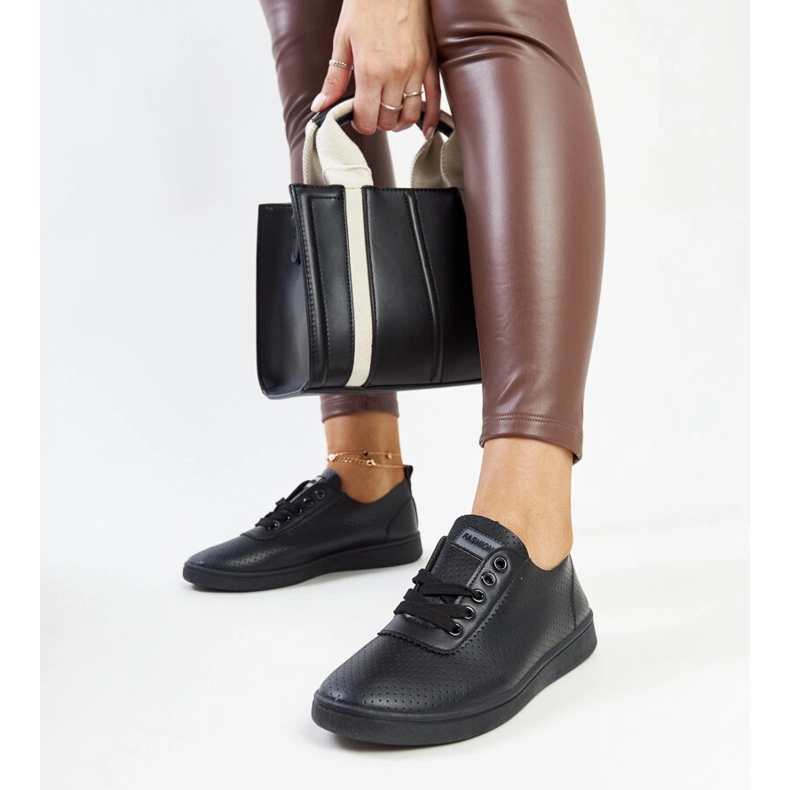 Mustat Yusra ekologiset nahkalenkkarit 1