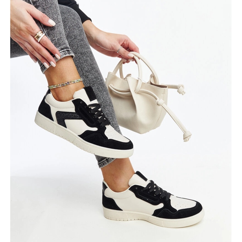 Juwan valkoiset ja mustat glitterlenkkarit 1