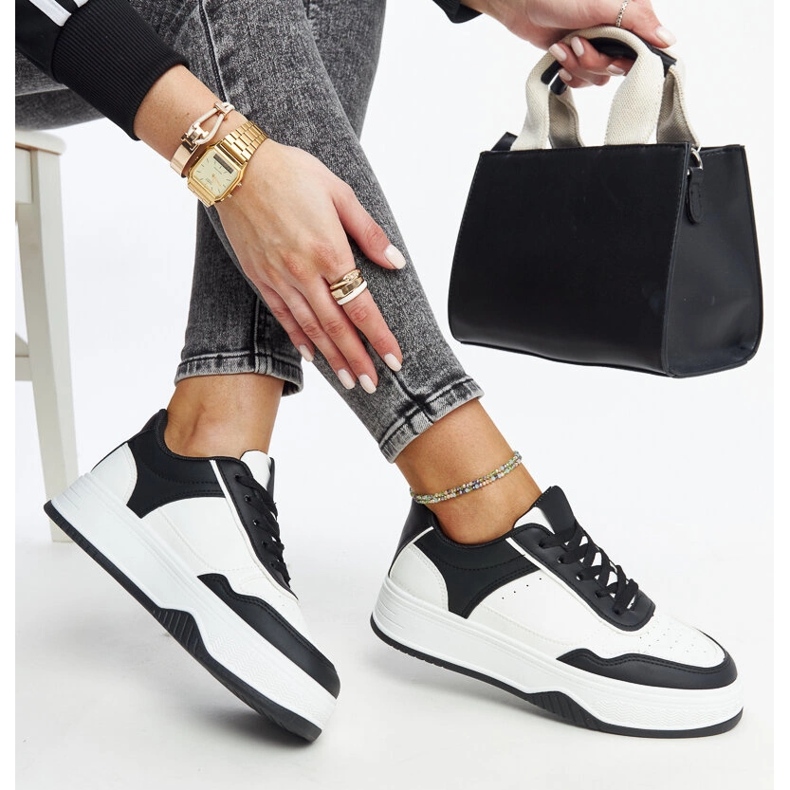 Valkoiset ja mustat tennarit, joissa paksu Rumai-pohja valkoinen 1