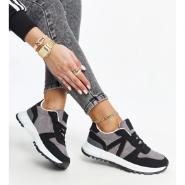 Mustat ja harmaat lenkkarit Sanela alustalla 1