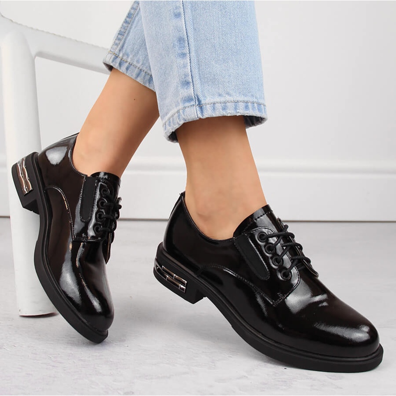 Mustat kiiltonahkaiset naisten oxfordkengät Filippo DP6189 1