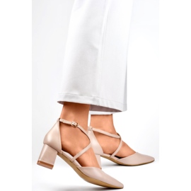 Beiget pumput, joissa hihnat matalassa kantapäässä 2