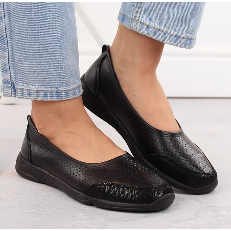 Naisten harjakattoiset nahkabalerinat mustat eVento 3621 1