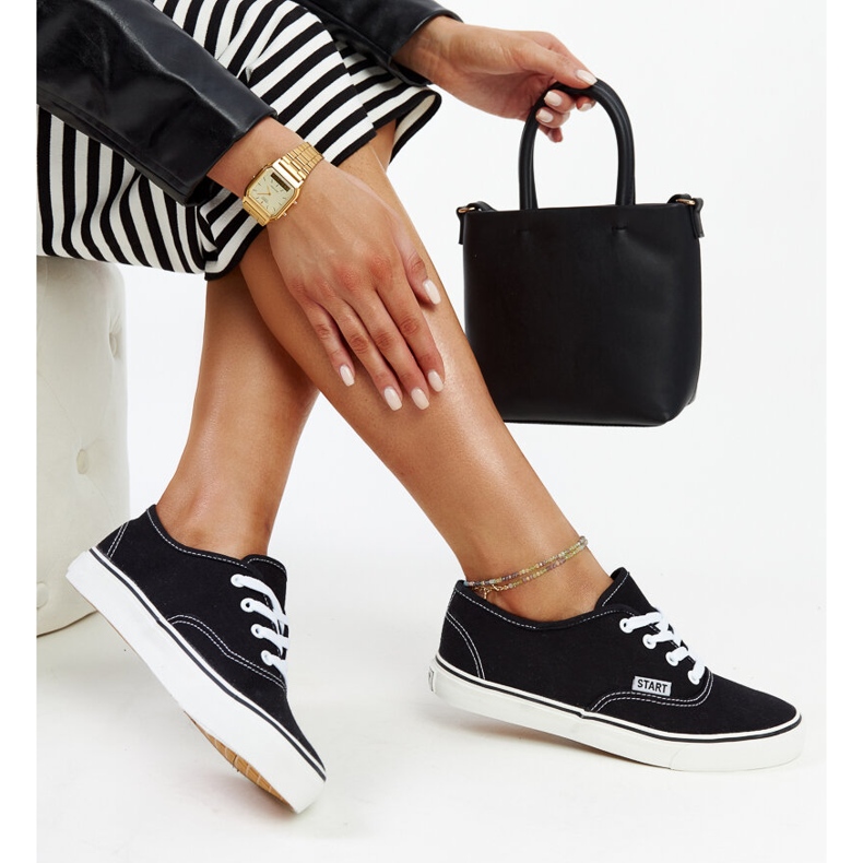 Mustat klassiset Erla-lenkkarit 1