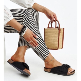 Mustat varvastossut, joissa Aamu-korkkipohja 1