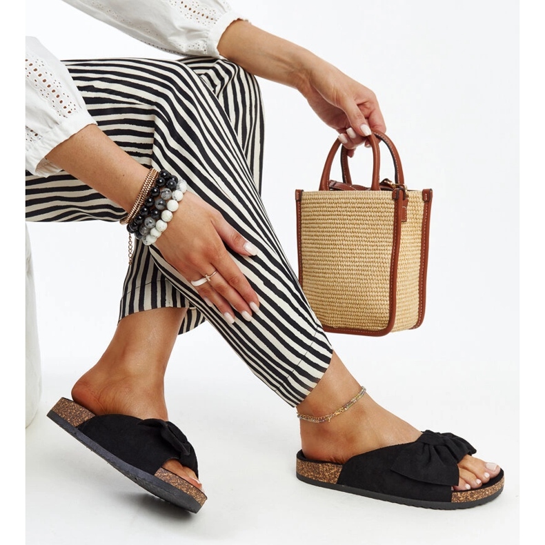 Mustat varvastossut, joissa Aamu-korkkipohja 1