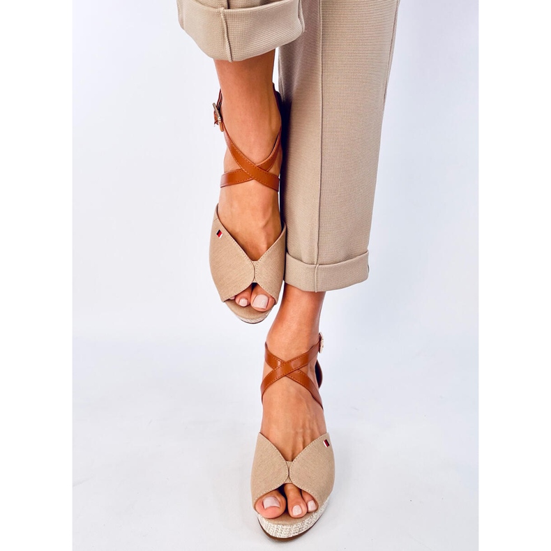 Berna Khaki avokärkisandaalit beige 1