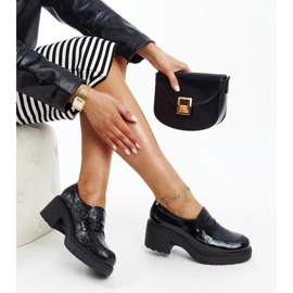 Mustat kiiltonahkaiset kengät 1