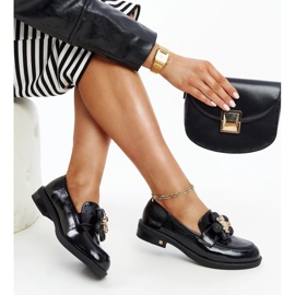 Mustat nahkakengät koristeellisella soljella 1