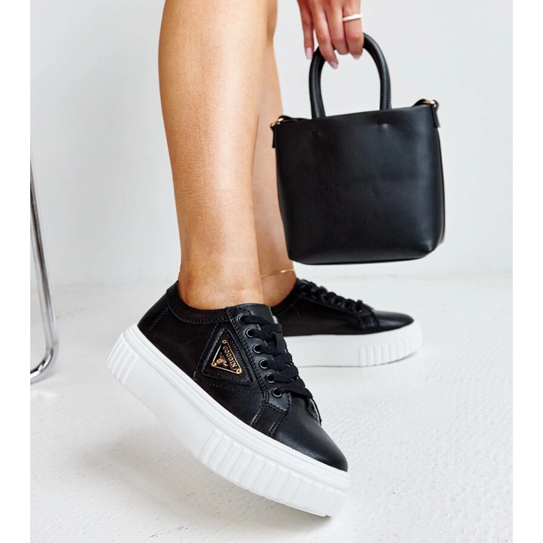 Mustat nahkakengät koristeellisella soljella 1