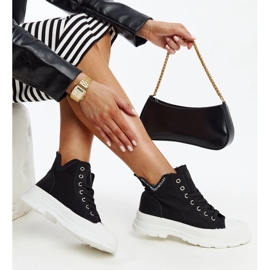 Nura korkeat mustat tennarit, joissa painaumia 1