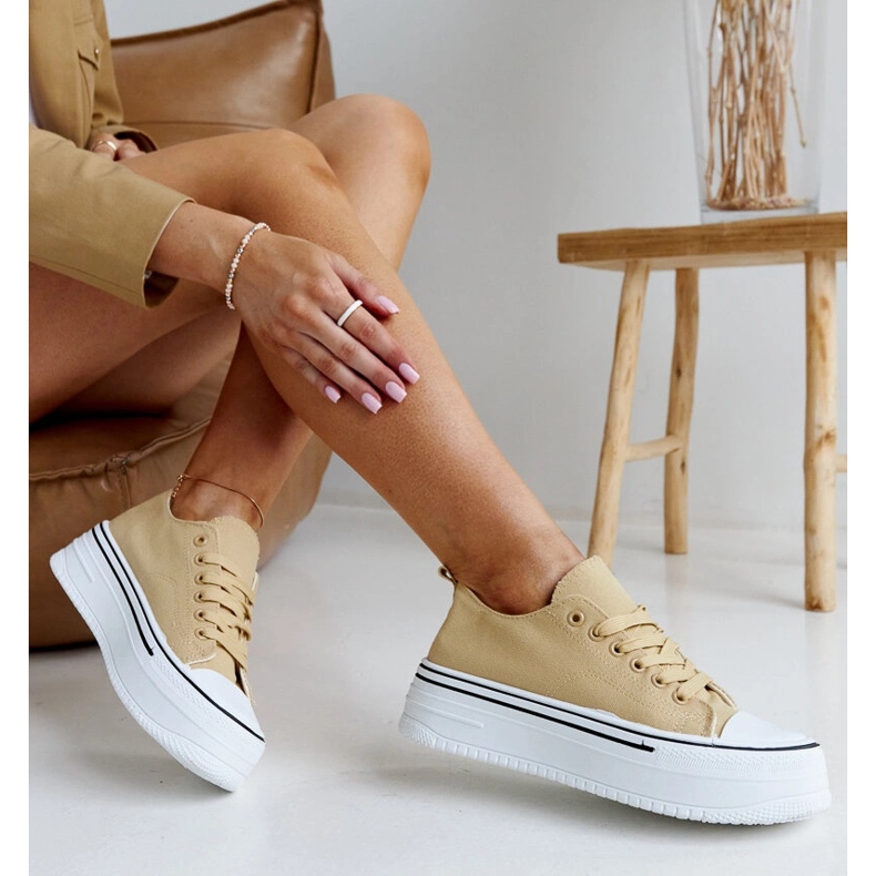 Tummanbeiget tennarit, joissa paksu Bahira-pohja 1