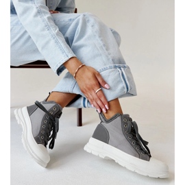 Nura korkeanharmaat lenkkarit, joissa painaumia 1