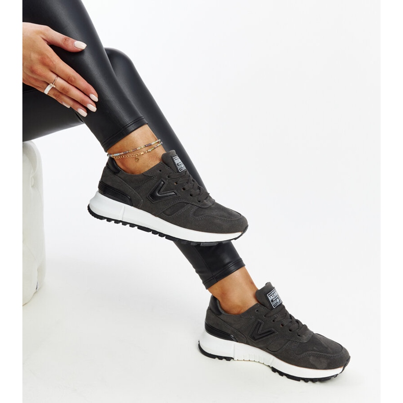 Tummanharmaat tennarit, joissa paksumpi Olonio-pohja 1