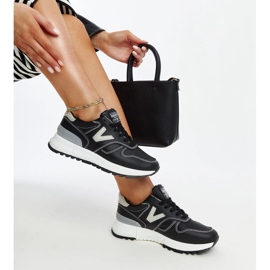 Mustat tennarit, joissa paksu Cettina-pohja 1