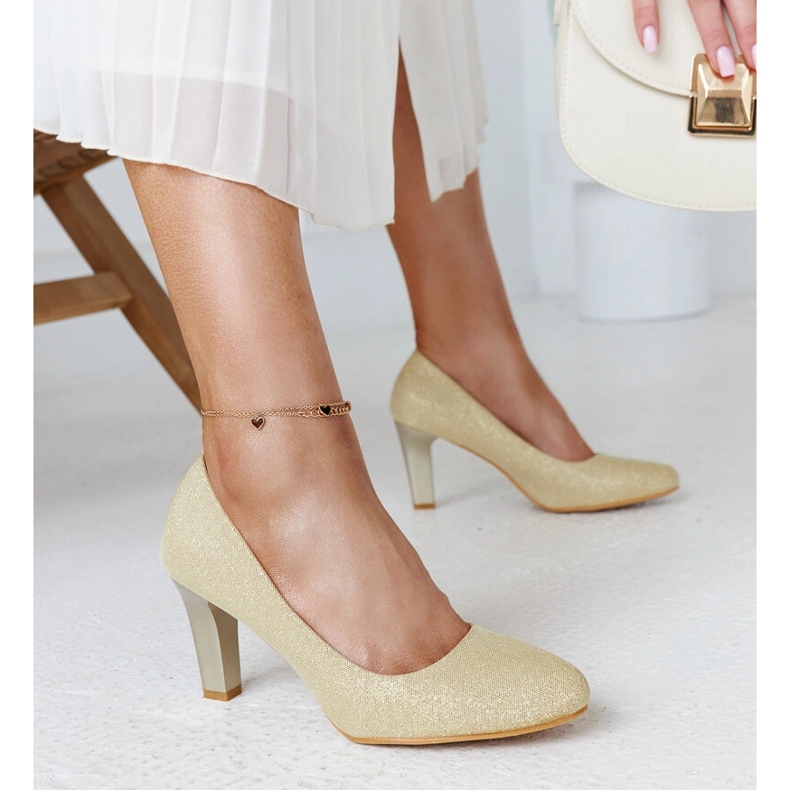 Kullanväriset kiiltävät pumput Antibies-nahkapohjallisella kultainen 1