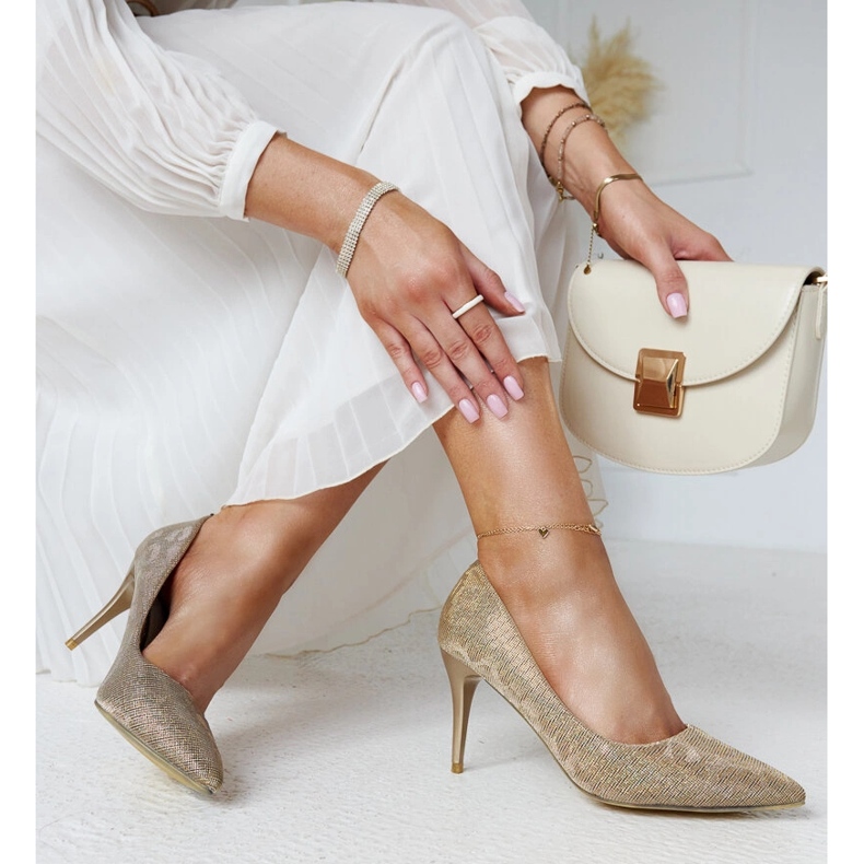 Kullanväriset kiiltävät korkokengät, joissa nahkainen sisäpohja kultainen 1