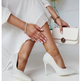 Valkoiset kiiltävät korkokengät, joissa Cortesan nahkainen sisäosa valkoinen 2